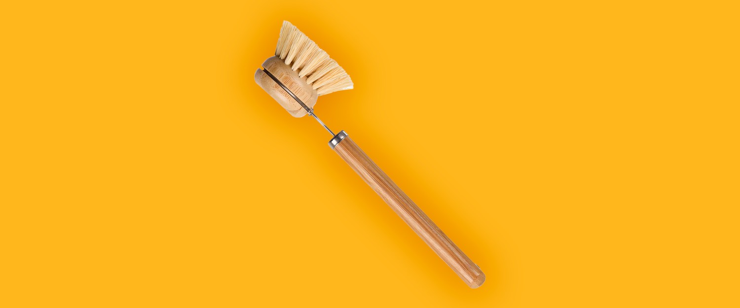 Do you choose a plastic or wooden washing-up brush?