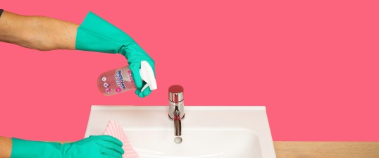 Welke schoonmaakmiddelen voor badkuip en tegels?